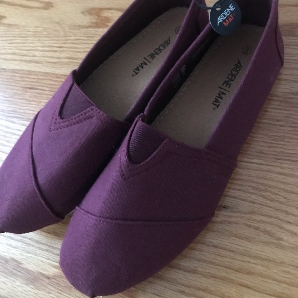 Brand new maroon ardene flats size 8